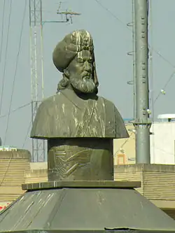 Скульптура Бозоргмехра на площади Бозоргмехр, Исфахан, Иран