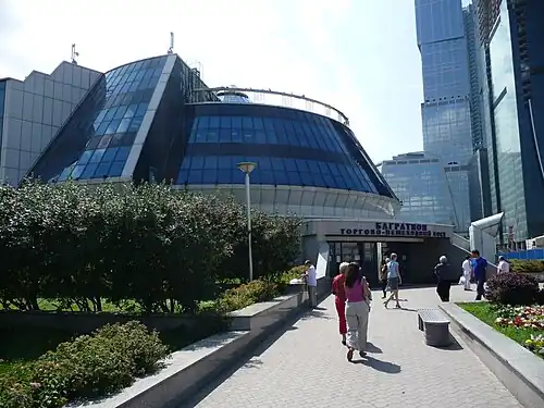 Вход со стороны Краснопресненской набережной. 2009 год