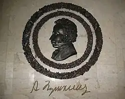 Бюст Александра Пушкина в центральном зале станции — одно из главных её украшений.