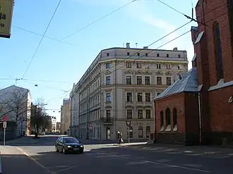 Начало улицы Цесу. Справа — северный фасад Новой церкви Гертруды.