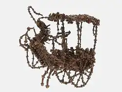 Скульптура конного экипажа из гвоздей