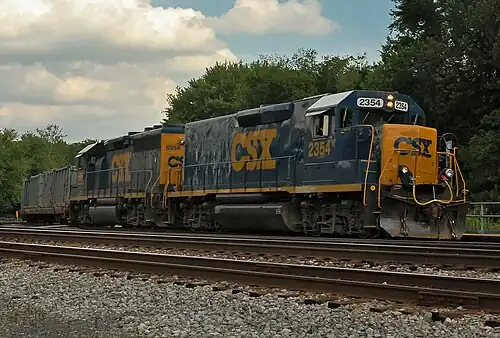 Головная бездизельная бустерная секция GP40-2 с полноразмерным кузовом с тепловозом GP40-2 в США. Характерные отличия от обычного тепловоза — заваренные дверцы, отсутствие части воздухозаборников по бокам и вентиляторов на крыше