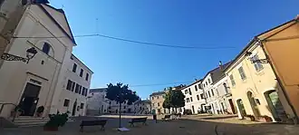 Круглая площадь Витторио Венето с приходской церковью Рождества Пресвятой Девы Марии. Камерата-Пичена. Италия