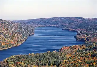 Вид с воздуха на озеро Канадайс осенью 2006 года