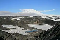 Хижина Шеклтона на фоне Эребуса в 2007 году