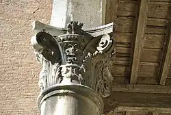 Капитель галереи кортиле