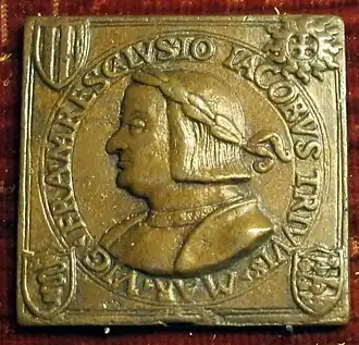 На квадратной медали работы Карадоссо