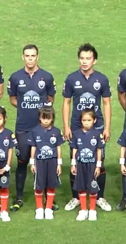 Кармело (слева) перед игрой «Бурирам Юнайтед» в 2013 году