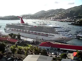 Круизный лайнер у причала Вест-Индской компании