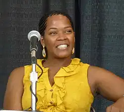 Кэролин Джонс-Янг во время включения в Зал славы Новой Англии (22 июня 2013 года)