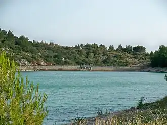 Вид на озеро и дамбу.