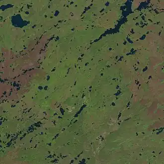 Кратер Карсуэлл (возраст 115 ± 10 млн лет) едва различим из-за эрозии