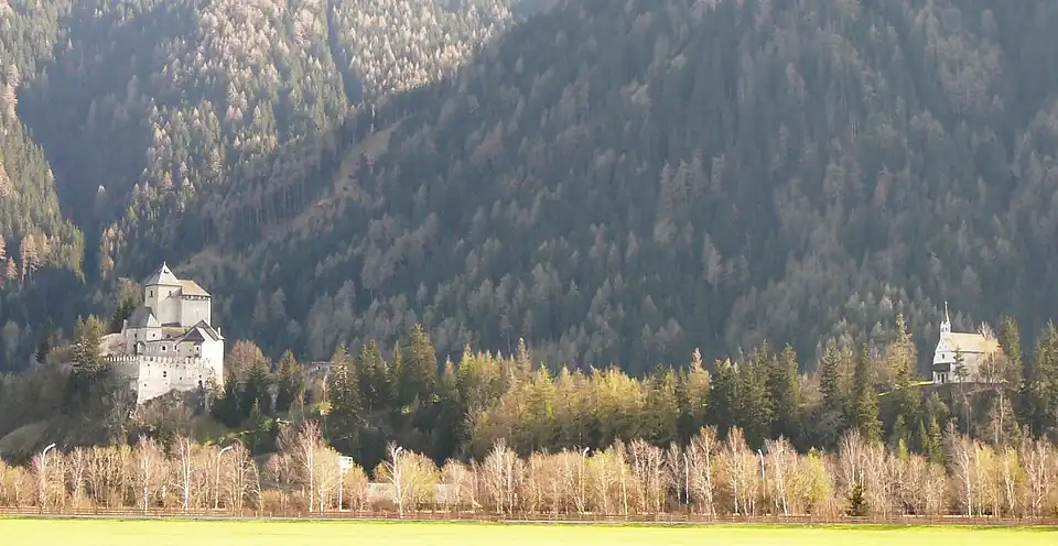 Замки Райфштайн (слева) и Шпрехенбург (справа) на одном снимке