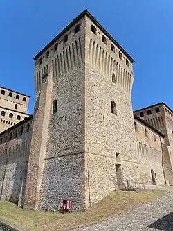 Одна из угловых башен замка