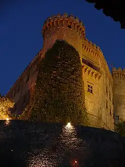 Башня замка в вечерних сумерках