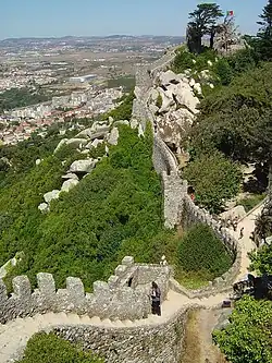 Крепостные стены замка.