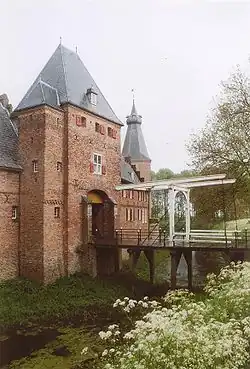 Разводной мост, ведущий в замок