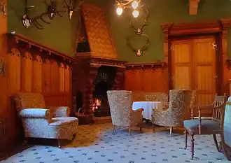 Одно из помещений с камином