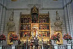 Иконостас одного из боковых приделов собора Альмуден (Мадридского собора).