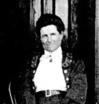 Адамсон на веранде усадьбы станции Волис, Ватароа[англ.]