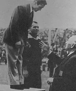 Херманн Бауманн (на заднем плане) и Джелал Атик во время церемонии награждения. Лондон, 1948