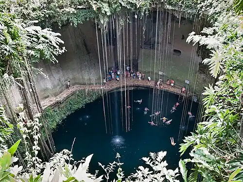 Сенот Ик-Киль в муниципалитете Тинум