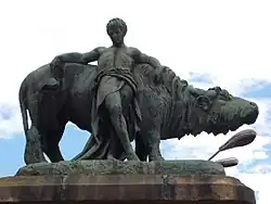 Мальчик с быком. Статуя в Будапеште