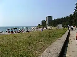 Центральный пляж. Виден пансионат «Золотое руно», за ним пансионат «Колхида»