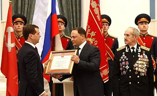 Вручение президентом главе Владивостока И. Пушкареву грамоты о присвоении почётного звания