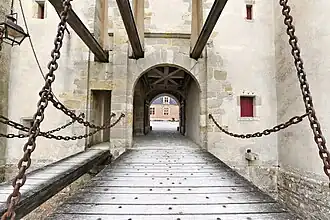 Ворота, ведущие во внутренний двор