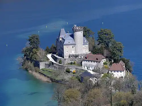 Замок и остров с высоты птичьего полёта