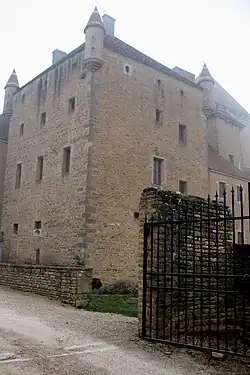 Одно из зданий комплекса