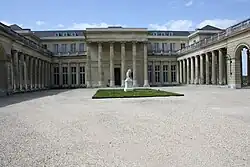 Курдонёр дворца Поржеса (фр.) в Рошфор-ан-Ивелин