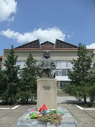 Дом культуры и памятник Михаилу Чакиру