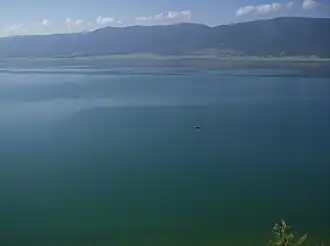 Вид на озера с обрывистого берега