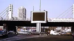 Шоссе Чамран пересекает по мосту Бульвар Вали-Аср