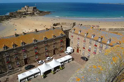 Бывшие здания казарм, где ныне размещается мэрия