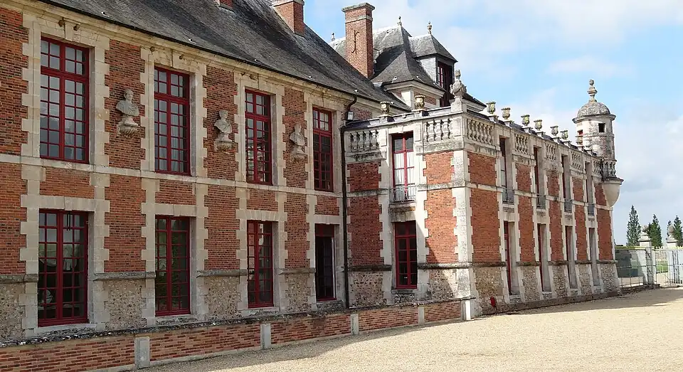 Главный фасад с бюстами римских императоров и сторожевой башенкой