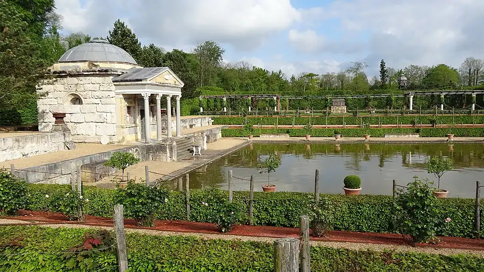 Фрагмент парка «Храм сокровищ Леды» и башня «Бельведер» справа