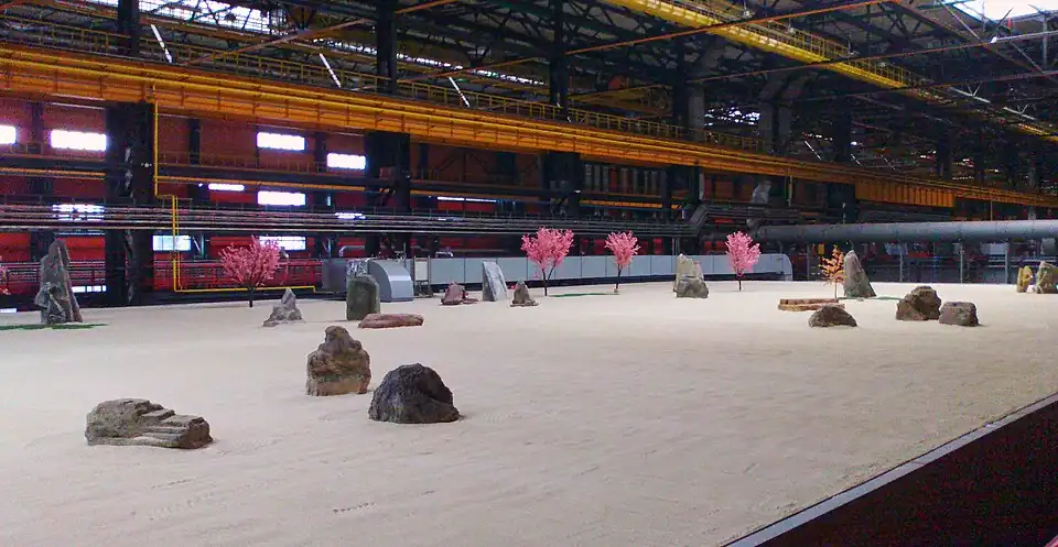 Импровизированный сад камней на крыше печи термообработки