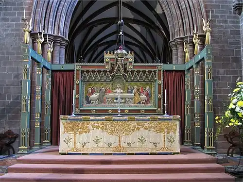 Главный алтарь, заалтарный образ и сменная завеса в стиле модерн