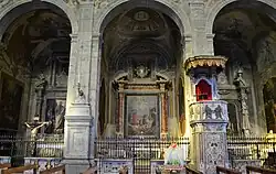 Вид капелл по левой стороне нефа