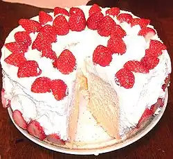 Шифоновый бисквит с клубникой и сливками