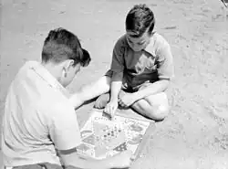 Два мальчика играют в китайские шашки, Монреаль, Июль 1942 г.