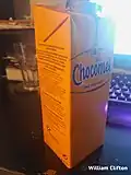 Chocomel в картонной коробке объёмом 1 л (ингредиенты указаны на датском/норвежском, шведском и английском языках с кодом страны производителя «BE»)