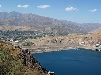 Вид на плотину и водозаборные сооружения Чарвакской ГЭС со стороны верхнего бьефа
