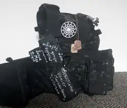 Бронеразгрузка Брентона Тарранта, которая была на нём во время совершения им массового убийства в мечетях Крайстчерча; с «чёрным солнцем», «коловратом» и кельтским крестом.