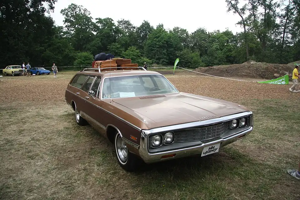 Chrysler Town & Country 1970 модельного года&nbsp;— вид спереди в три четверти