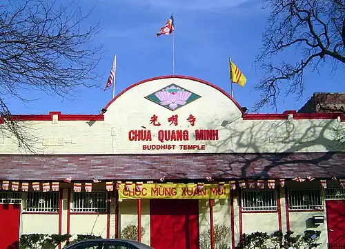 Храм Тюакуангминь в Чикаго, на котором вывешен плакат с надписью «Счастливой новой весны» (Chúc mừng xuân mới, тюк мынг суан мой)