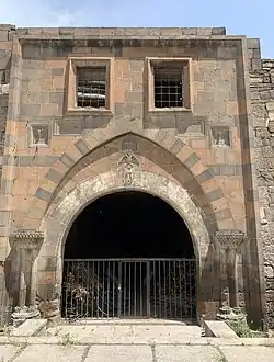 Останки казармы или постоялого двора на территории монастыря. На здании изображён герб Российской империи